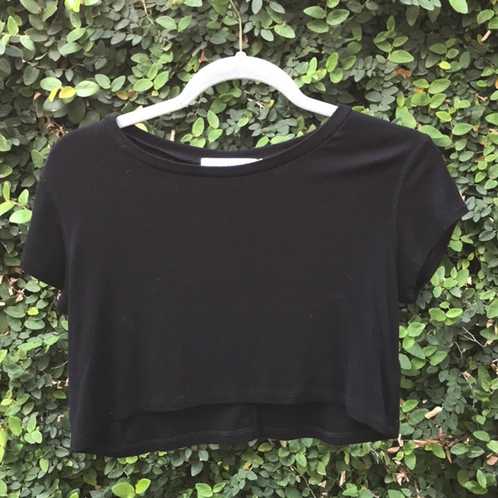 Black short sleeve crop top